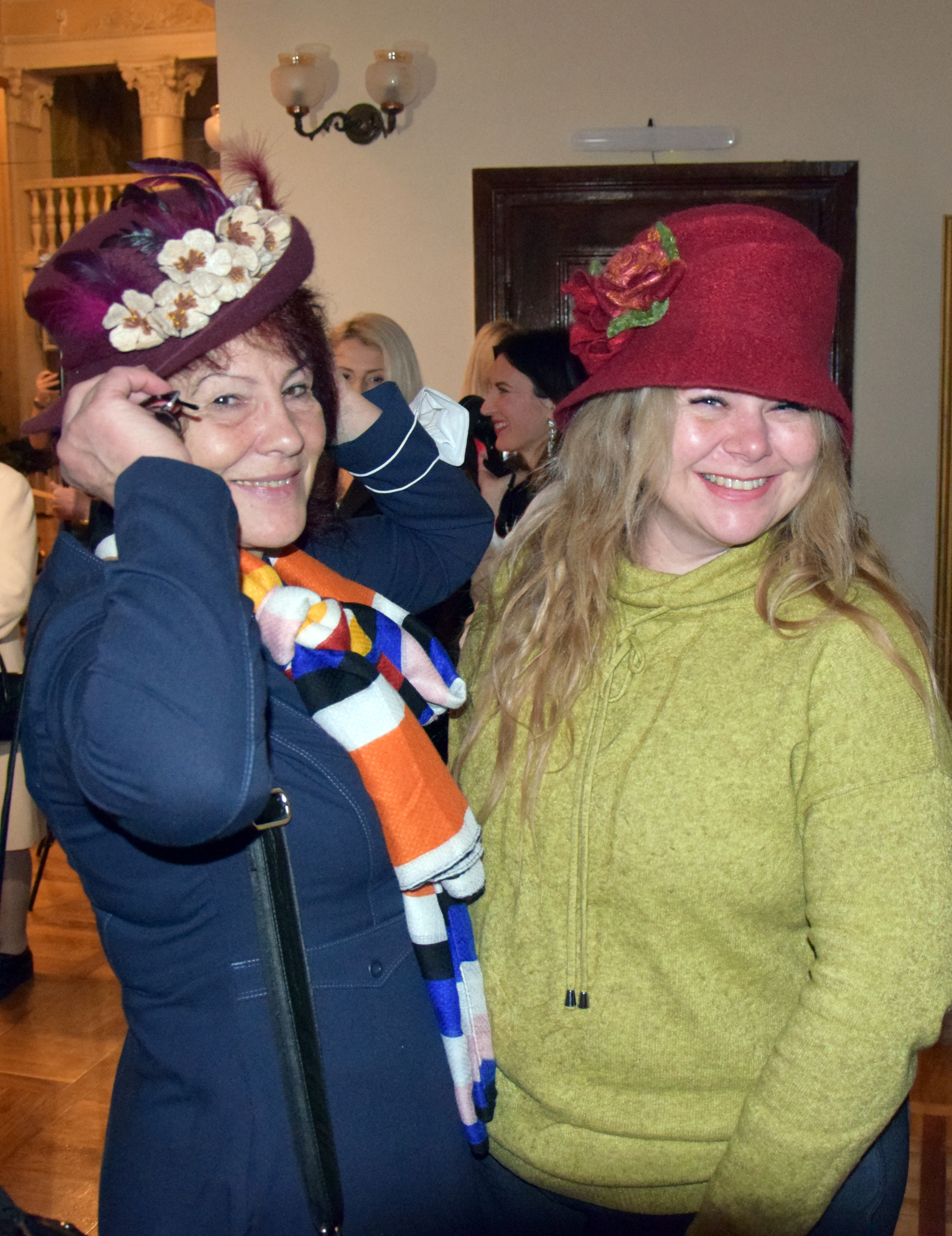 Приміряння капелюшків викликали в тернопільських журналісток (зліва направо) Людмили Островської та Яніни Чайківської хвилю приємних емоцій